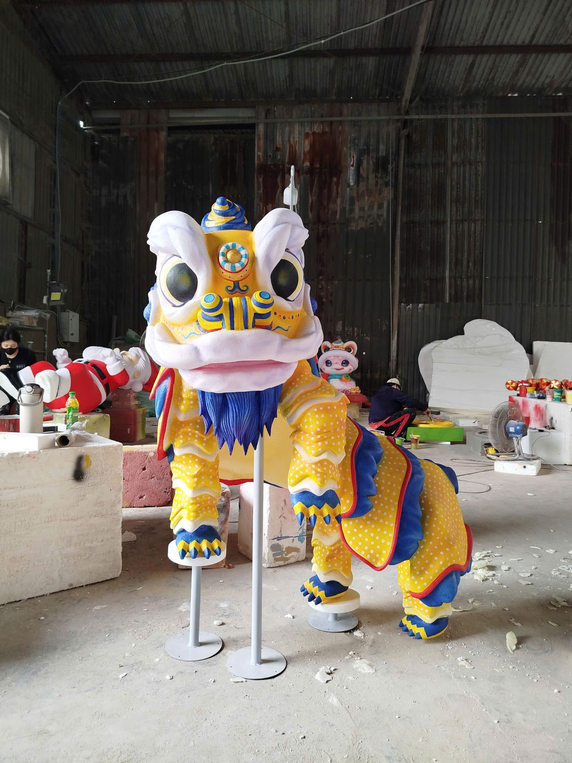 con lân xốp sơn màu